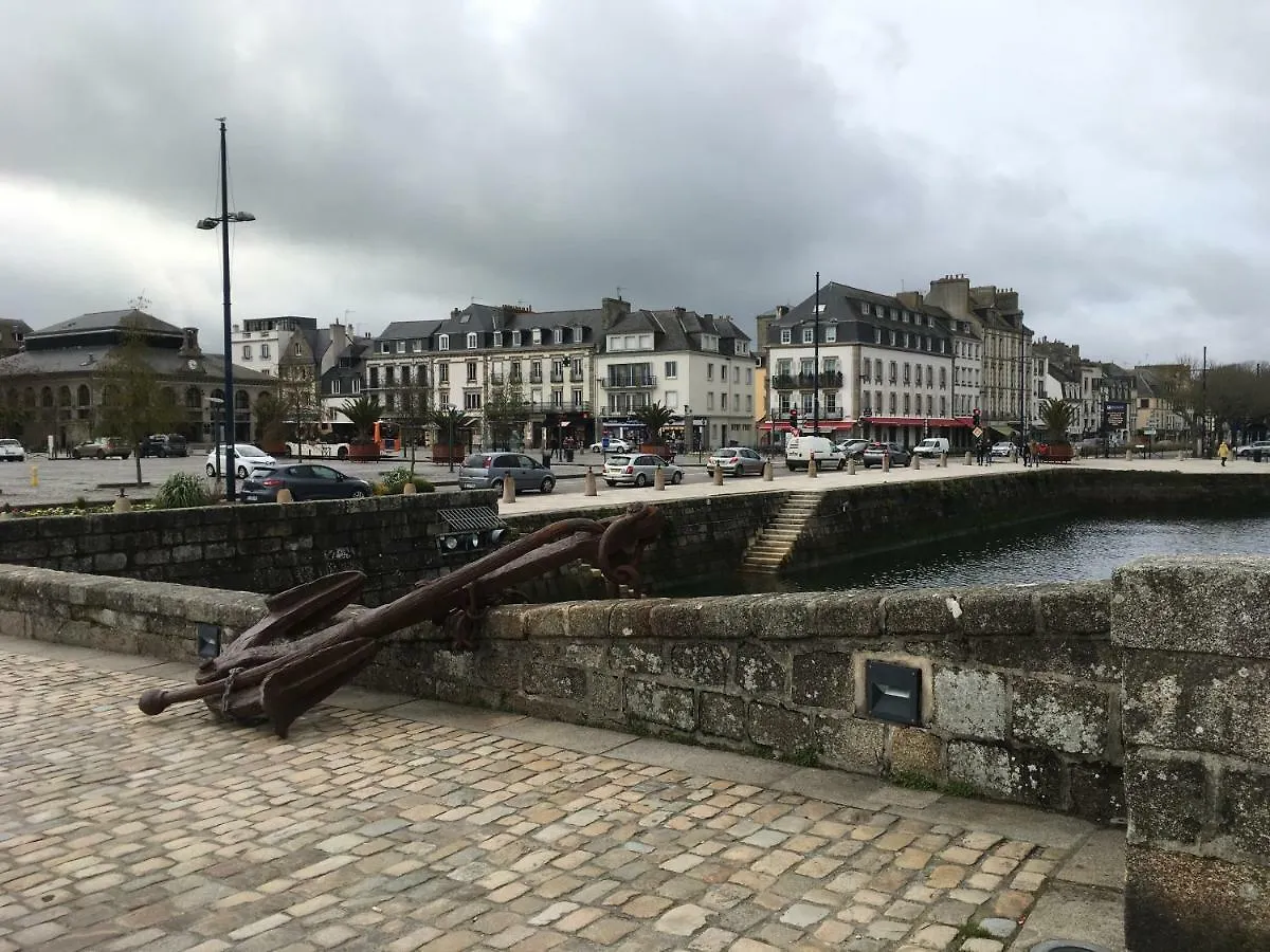 The Place To Be Concarneau 0*,  Francia